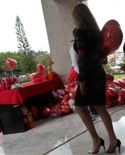 La diputada local Cinthya Lobato festejó con empleados del Palacio Legislaivo y reporteros de la fuente, el día de la amistad. 