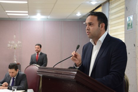 El diputado del Grupo Legislativo del Partido Revolucionario Institucional (PRI), Carlos Antonio Morales Guevara, presentó una iniciativa de reforma al artículo 68 de la Ley Orgánica del Municipio Libre para establecer que en el nombramiento de los servidores públicos debe considerarse que sean preferentemente originarios del municipio respectivo. 