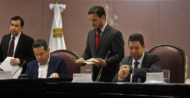 Con la finalidad de evitar que exista la posibilidad de represalias por parte del Gobierno del Estado a municipios amenazando con el retiro de la fuerza estatal, el diputado Fernando Kuri Kuri presentó una iniciativa con proyecto de decreto por el que se adiciona un tercer párrafo al artículo 10 de la Ley del Sistema Estatal de Seguridad Pública para el Estado de Veracruz y se reforma el artículo 2 de la Ley para la Transferencia de Funciones y Servicios Públicos del Estado a los municipios. 