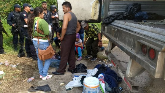 Alrededor de 150 indocumentados, entre ellos menores de edad, estuvieron en riesgo de morir asfixiados, luego de que fueran abandonados en un tráiler abandonado en una gasolinera ubicada a un costado de la carretera Villahermosa-Coatzacoalcos, la mañana de este viernes.
