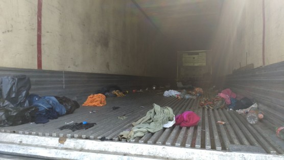 Alrededor de 150 indocumentados, entre ellos menores de edad, estuvieron en riesgo de morir asfixiados, luego de que fueran abandonados en un tráiler abandonado en una gasolinera ubicada a un costado de la carretera Villahermosa-Coatzacoalcos, la mañana de este viernes.