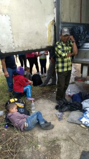 Alrededor de 150 indocumentados estuvieron en riesgo de morir asfixiados, luego de que fueran abandonados en un tráiler abandonado en una gasolinera ubicada a un costado de la carretera Villahermosa-Coatzacoalcos, la mañana de este viernes.