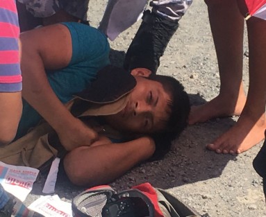 Un joven fue baleado en el abdomen el mediodía de este viernes cuando caminaba por calles de la colonia López Mateos de la ciudad de Veracruz, Ver., en compañía de su esposa, durante un asalto. Su estado de salud se reporta como delicado. 