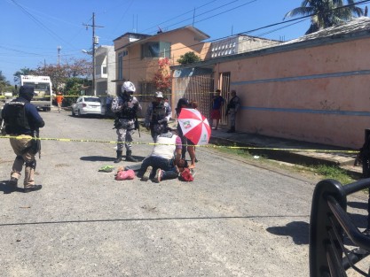 Un joven fue baleado en el abdomen el mediodía de este viernes cuando caminaba por calles de la colonia López Mateos de la ciudad de Veracruz, Ver., en compañía de su esposa, durante un asalto. Su estado de salud se reporta como delicado.  