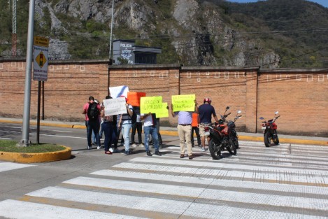 Estudiantes del Instituto Tecnológico de Orizaba bloquearon la avenida Cri Cri, a la altura de la inspección de policía, exigiendo la liberación de un estudiante, el cual fue detenido, dicen de forma ilegal por elementos dela Policía Municipal de Orizaba.