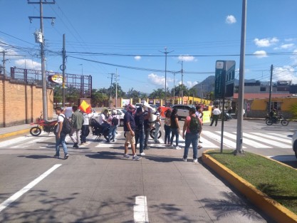 Estudiantes del Instituto Tecnológico de Orizaba bloquearon la avenida Cri Cri, a la altura de la inspección de policía, exigiendo la liberación de un estudiante, el cual fue detenido, dicen de forma ilegal por elementos dela Policía Municipal de Orizaba.