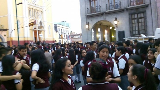 Edificios del centro de Xalapa fueron evacuados debido al temblor que se sintió a la 17:40 horas de este viernes. Alumnos del Colegio Preparatorio Vespertino fueron llevados a la Plaza Lerdo y Parque Juárez. Posteriormente las clases fueron suspendidas para revisión del edificio.  
