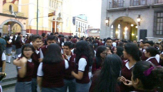 Edificios del centro de Xalapa fueron evacuados debido al temblor que se sintió a la 17:40 horas de este viernes. Alumnos del Colegio Preparatorio Vespertino fueron llevados a la Plaza Lerdo y Parque Juárez. Posteriormente las clases fueron suspendidas para revisión del edificio.  