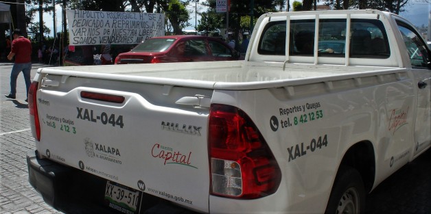 Algunas cosas no cambian en Xalapa, por ejemplo los mismos manifestantes, y los rótulos del parque vehicular municipal. 