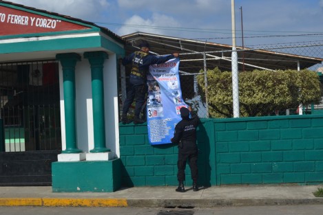  Con la finalidad de reducir los índices delictivos, elementos de la Policía Municipal de Tlapacoyan colocan en las escuelas lonas donde dan a conocer las medidas de prevención del delito, y cómo actuar en caso de extorsión. 