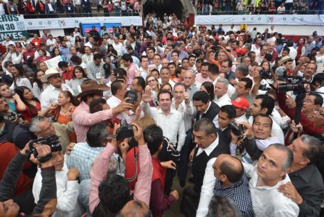 Estuvieron presentes el dirigente nacional del PRI, Enrique Ochoa Reza, y el coordinador de la  bancada de tricolor, Emilio Gamboa Patrón.