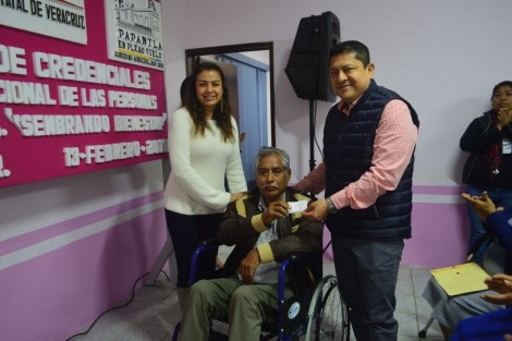 Como parte de los programas de asistencia social, la presidenta del Sistema para el Desarrollo Integral de la Familia en Papantla, llevó a cabo la entrega de credenciales de INAPAM, documento con el cual obtendrán grandes descuentos que será de gran beneficio para los adultos mayores.