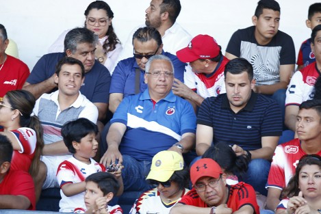 Aficionados asistieron al partido Tiburones América, para distraerse un poco. 