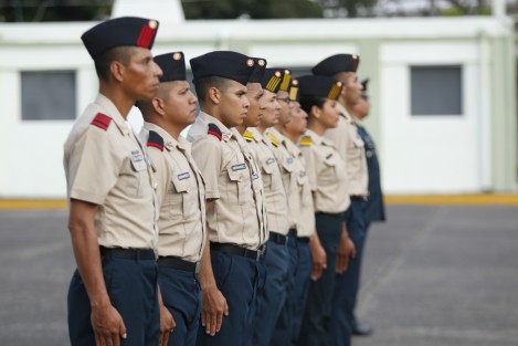 Se entregaron 30 condecoraciones de servicios distinguidos y dos de distinción militar; así como 742 distinciones de adiestramiento en operaciones y aplicación del Plan DN-III-E a personal que pertenecen a batallones de Veracruz, Puebla y Tlaxcala. 