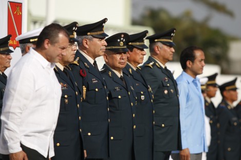 Se entregaron 30 condecoraciones de servicios distinguidos y dos de distinción militar; así como 742 distinciones de adiestramiento en operaciones y aplicación del Plan DN-III-E a personal que pertenecen a batallones de Veracruz, Puebla y Tlaxcala. 