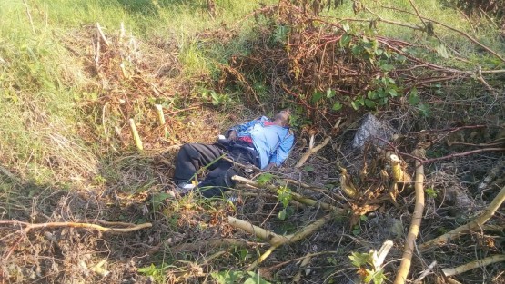 La mañana de este lunes fue hallado el cuerpo sin vida de un hombre en las inmediaciones del fraccionamiento San Felipe, ubicado en la zona norte de Poza Rica. Al parecer presentaba huellas de tortura. Al lugar arribaron personal de la Fiscalía y de Servicios Periciales.