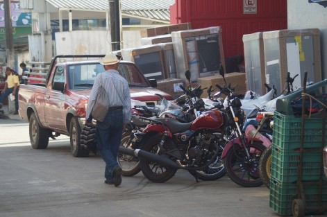 Unidades de la tienda Elektra en Tlapacoyan obstruyen paso peatonal y vehicular, al no contar este comercio con área decarga y descarga  no hay sanciones.