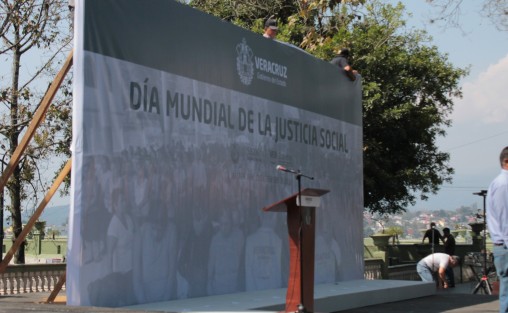 En el parque Benito Juárez de Xalapa se preparaba la ceremonia para conmemorar el Día Mundial de la Justicia Social, en la que funcionarios del Gobierno del Estado emitirían su mensaje y la Orquesta del Gobierno del Estado alegraría con sus notas. 