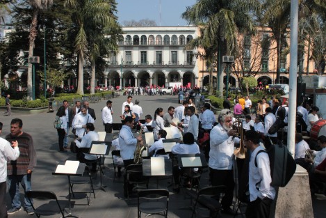 Los trabajadores comenzaron a desmantelar la mampara y los músicos comenzaron a recoger sus instrumentos mientras el único sonido que quedó en el parque Juárez era el de los agremiados a Antorcha Campesina, quienes exigían justicia social al gobernador del estado, con obras para varios municipios.