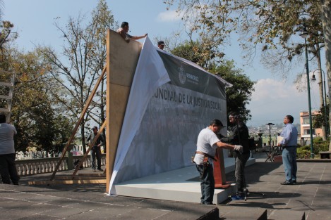 Los trabajadores comenzaron a desmantelar la mampara y los músicos comenzaron a recoger sus instrumentos mientras el único sonido que quedó en el parque Juárez era el de los agremiados a Antorcha Campesina, quienes exigían justicia social al gobernador del estado, con obras para varios municipios.