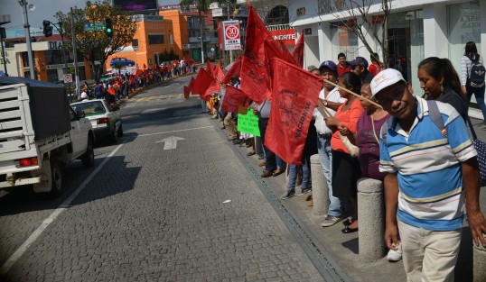 Integrantes de antorcha campesina se manifiestan sobre la avenida Enríquez le exigen al gobierno del estado la culminación de obras y le piden más obra para las colonias. 