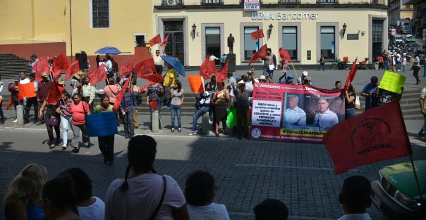 Integrantes de antorcha campesina se manifiestan sobre la avenida Enríquez le exigen al gobierno del estado la culminación de obras y le piden más obra para las colonias. 