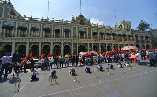 Integrantes de antorcha campesina se manifiestan sobre la avenida Enríquez le exigen al gobierno del estado la culminación de obras y le piden más obra para las colonias.  