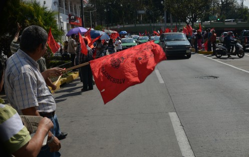 Integrantes de antorcha campesina se manifiestan sobre la avenida Enríquez le exigen al gobierno del estado la culminación de obras y le piden más obra para las colonias y municipios donde la agrupación tiene presencia. Antorchistas también acusaron desvío de recursos para apoyar la campaña electoral de Miguel Ángel Yunes Jr.   