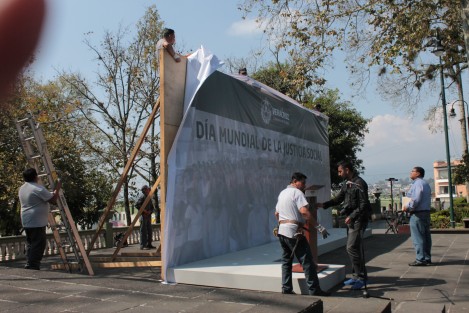 En el parque Benito Juárez de Xalapa se preparaba la ceremonia para conmemorar el Día Mundial de la Justicia Social, pero al parecer la manifestación de Antorcha Campesina les quitó las ganas de conmemorar y la ceremonia fue cancelada. 