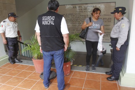 Desde el día de hoy se colocaron filtros de seguridad  en palacio municipal de Xalapa, en los cuales se te pregunta el motivo de tu visita y a quién visitarás. Desde mañana habrá gafetes para ingresar.  