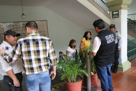 Desde el día de hoy se colocaron filtros de seguridad  en palacio municipal de Xalapa, en los cuales se te pregunta el motivo de tu visita y a quién visitarás. Desde mañana habrá gafetes para ingresar.  