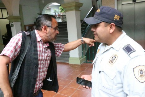 Desde el día de hoy se colocaron filtros de seguridad  en palacio municipal de Xalapa, en los cuales se te pregunta el motivo de tu visita y a quién visitarás. Desde mañana habrá gafetes para ingresar.  