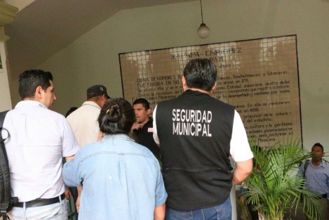 Desde el día de hoy se colocaron filtros de seguridad  en palacio municipal de Xalapa, en los cuales se te pregunta el motivo de tu visita y a quién visitarás. Desde mañana habrá gafetes para ingresar.  