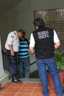 Desde el día de hoy se colocaron filtros de seguridad  en palacio municipal de Xalapa, en los cuales se te pregunta el motivo de tu visita y a quién visitarás. Desde mañana habrá gafetes para ingresar.  