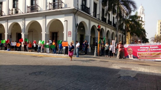 Antorchistas se manifestaron afuera del palacio municipal de Veracruz, en contra del gobernador Miguel Àngel Yunes Linares. Piden que sean atendidas las promesas de campaña y que cumpla con la dignificación de colonias adheridas a este movimiento popular. 