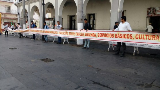 Antorchistas se manifestaron afuera del palacio municipal de Veracruz, en contra del gobernador Miguel Àngel Yunes Linares. Piden que sean atendidas las promesas de campaña y que cumpla con la dignificación de colonias adheridas a este movimiento popular. 