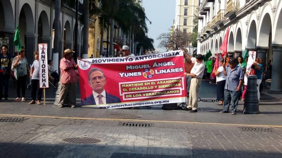 Antorchistas se manifestaron afuera del palacio municipal de Veracruz, en contra del gobernador Miguel Àngel Yunes Linares. Piden que sean atendidas las promesas de campaña y que cumpla con la dignificación de colonias adheridas a este movimiento popular. 