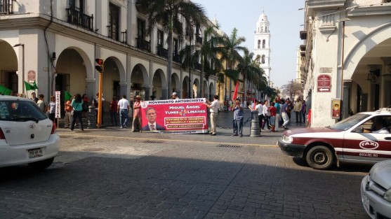 Antorchistas se manifestaron afuera del palacio municipal de Veracruz, en contra del gobernador Miguel Àngel Yunes Linares. Piden que sean atendidas las promesas de campaña y que cumpla con la dignificación de colonias adheridas a este movimiento popular. 