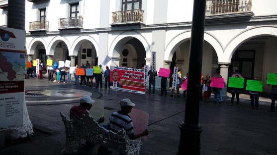 Antorchistas se manifestaron afuera del palacio municipal de Veracruz, en contra del gobernador Miguel Àngel Yunes Linares. Piden que sean atendidas las promesas de campaña y que cumpla con la dignificación de colonias adheridas a este movimiento popular. 