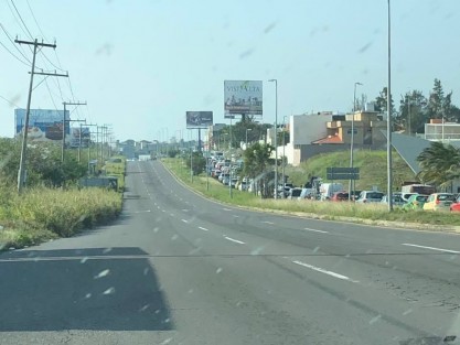 Personal del ayuntamiento de Alvarado levantó las plumas de acceso al fraccionamiento Lomas Residencial, como parte de una serie de acuerdos con los empresarios del nuevo fraccionamiento Mandara, que ha sido denunciado por incumplir normas ambientales y urbanísticas. 