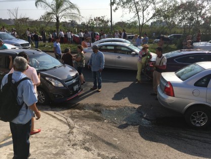 Los vecinos, molestos por la situación, bloquearon uno de los carriles del bulevar Riviera Veracruzana. Posteriormente fueron desalojados por la Policía, quien se llevó detnido al periodista Rogerio Pano, quien se manifestaba también. 