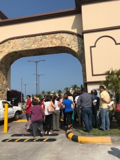 Los vecinos del fraccionamiento Lomas Residencia en Alvarado bloquearon uno de los carriles del bulevar Riviera Veracruzana inconformes por el levantamiento de plumas de acceso, pero fueron desalojados por la Policía, quien se llevó detenido al periodista Rogerio Pano, quien se manifestaba también. 