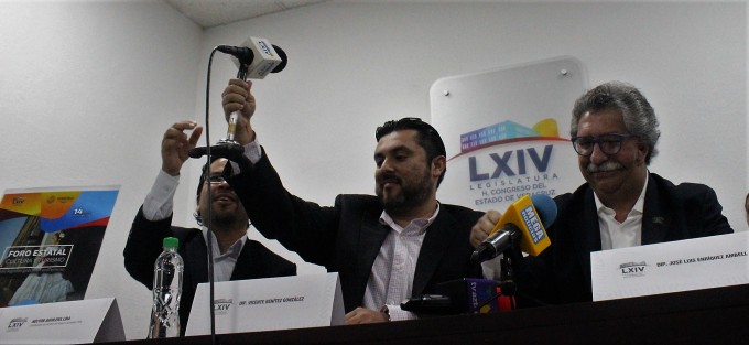 Los diputados José Luis Enríquez Ambell y Vicente Benítez González, dieron a conocer la Convocatoria al Foro Estatal Cultura y Turismo, que promueve la LXIV Legislatura y se llevará a cabo el próximo 14 de marzo. 
