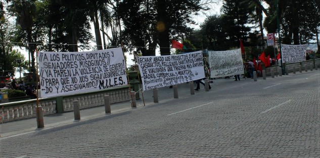 Agrupaciones de comerciantes informales se siguen manifestando frente al Palacio Municipal de Xalapa, mientras sus representados siguen invadiendo las calles del Centro Histórico.