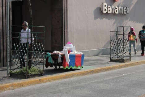 Mientras carretilleros se manifiestan frente al Palacio Municipal de Xalapa argumentando que son reprimidos y despojados de su mercancía, a dos cuadras de allí, otros se ven ofreciendo sus productos y hasta se dan el lujo de dejar estacionadas solas sus carretillas.
