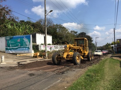 Gracias a la gestión del Alcalde de Teocelo, Mario A. Chama Díaz, y por instrucciones del Gobernador Miguel Ángel Yunes Linares, este martes 20 de febrero la Secretaría de Infraestructura y Obras Públicas de Veracruz inició los trabajos de rehabilitación con concreto hidráulico de la calle principal de la congregación de Monte Blanco, a partir de la Clínica de Salud. 