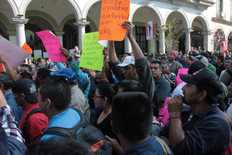 Manifestantes municipales, principalmente de Limpia Pública, se manifestaron en el Palacio Municipal de Xalapa, exigiendo pago puntual de sus salarios y entrega de despensas. Bloquearon la vialidad en la avenida Enríquez. 