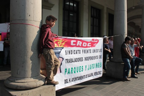 Otros grupos de trabajadores más pequeños de otras direcciones bloquearon el acceso al Palacio Municipal, incluso para los mismos empleados. Algunos piden despensas, otros recontratación.