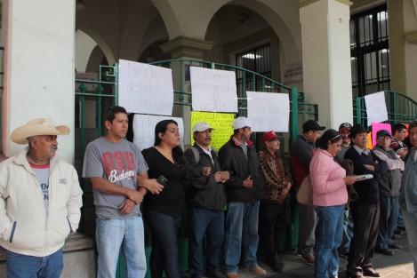 Otros grupos de trabajadores más pequeños de otras direcciones bloquearon el acceso al Palacio Municipal, incluso para los mismos empleados. 