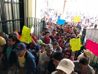 Luego de un diálogo frente al Palacio Municipal, los manifestantes ingresaron, supuestamente serían recibidos en el cabildo, pero sólo se continuó el diálogo en los pasillos.  
